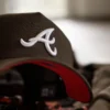 MLB ATLANTA BRAVES WORLD SERIES 1995 MARRON/ SCARLET UV CAP - Image 2