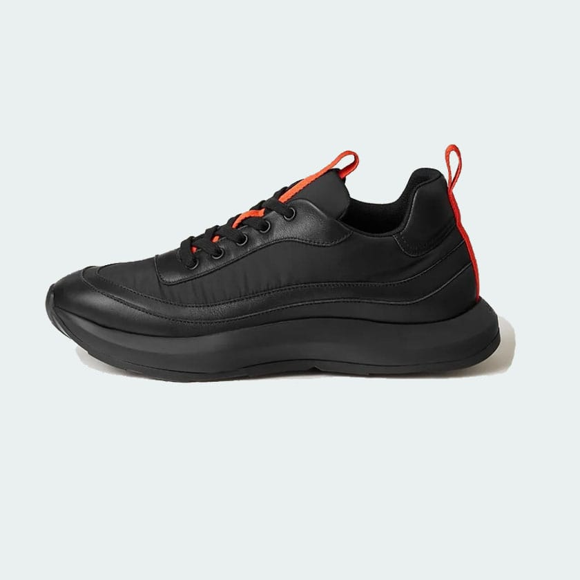site Hermès Sneaker Noir Élégance – Détails Orange Flamme - Image 1