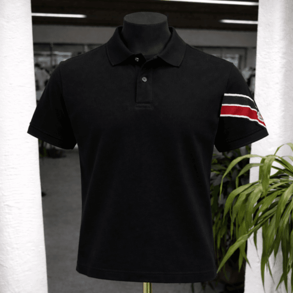 Polo noir minimaliste à col classique
