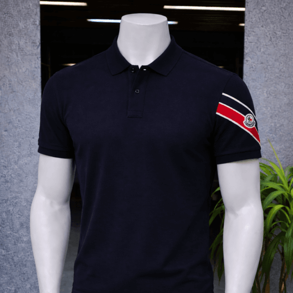 Polo bleu marine minimaliste à col classique