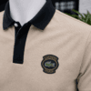 Polo La*coste Paris Badge – Beige Sable / Col Contrasté - Image 2