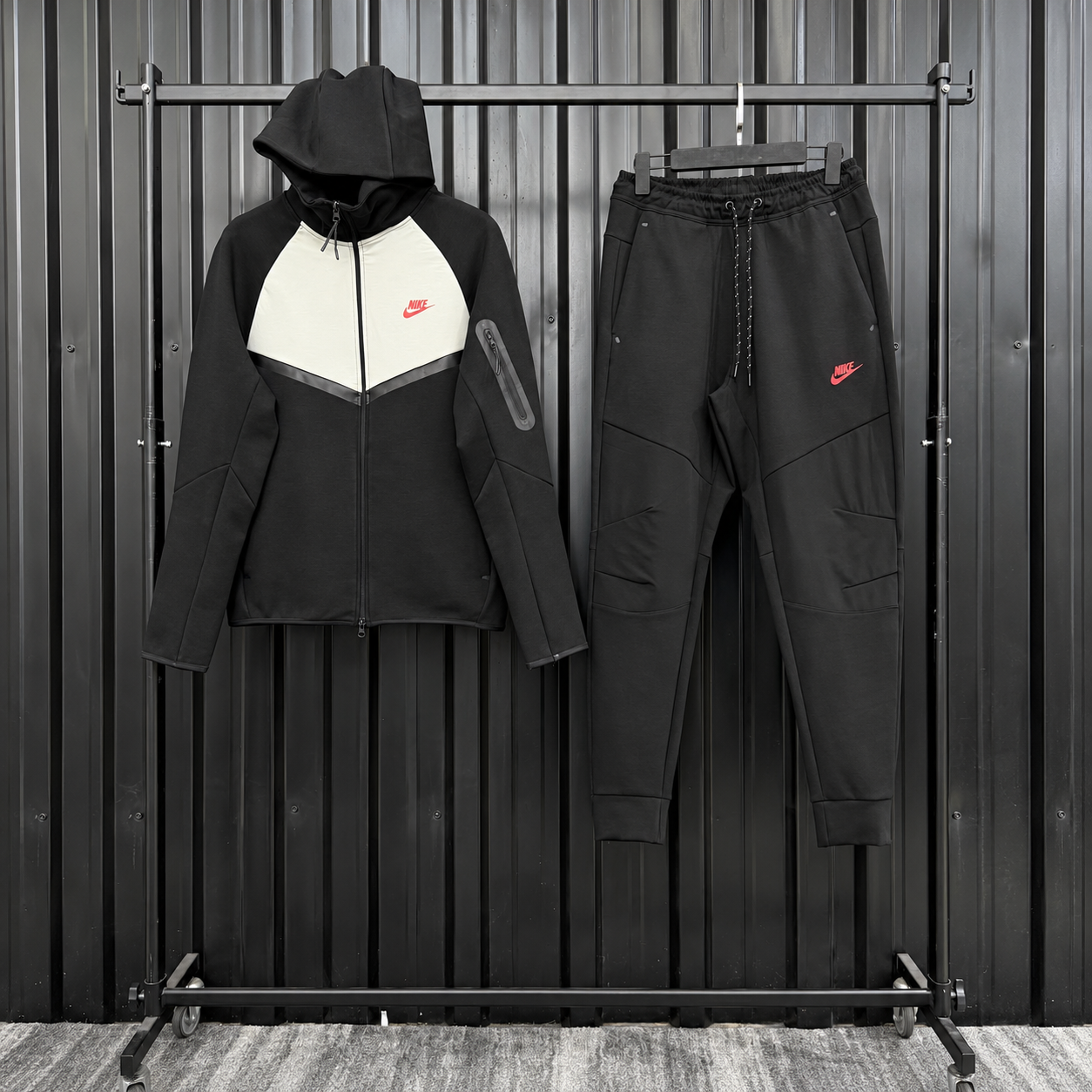 2da4637c-3cda-48eb-9d86-7a74d05c483e Ensemble Urban Contrast — Noir & Écru - Image 1